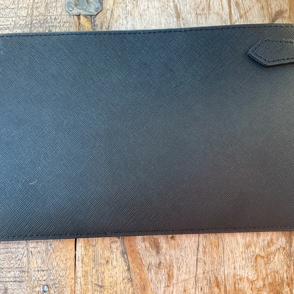 DKNY Blake leather wristlet,new. - Picture 7 of 7